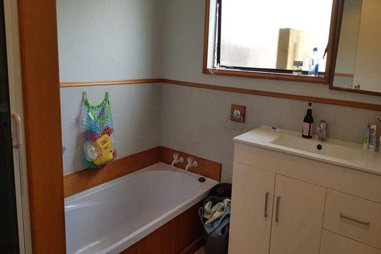 Photo of property in 33 Lagoon Way, West Harbour, Auckland, 0618