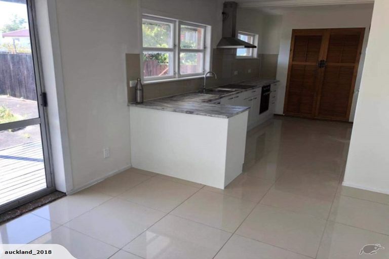 Photo of property in 104 Archibald Road, Kelston, Auckland, 0602