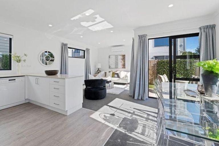 Photo of property in 53a Sunderlands Road, Half Moon Bay, Auckland, 2012