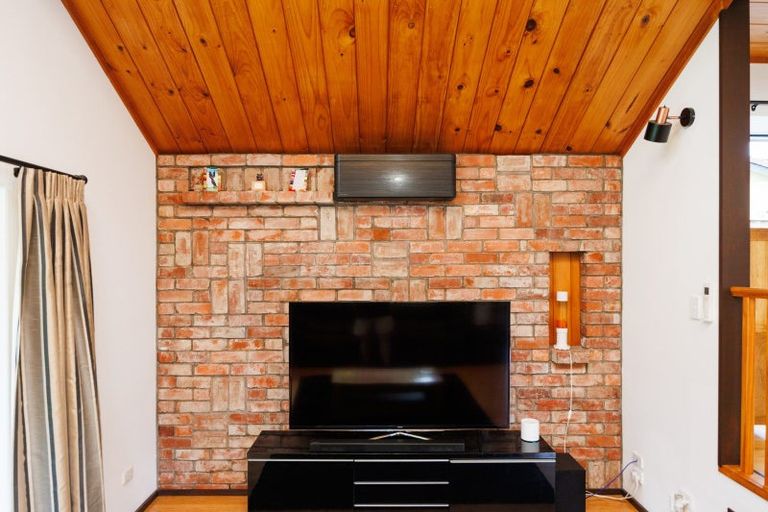 Photo of property in 11 Hillgrove Place, Fitzherbert, Palmerston North, 4410