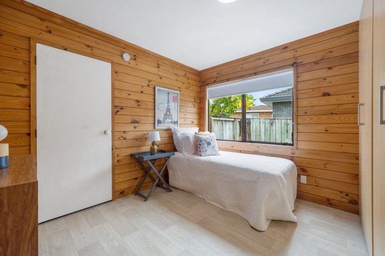 Photo of property in 18 Lochend Place, Highland Park, Auckland, 2010