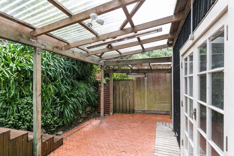 Photo of property in 103 Breaker Bay Road, Breaker Bay, Wellington, 6022