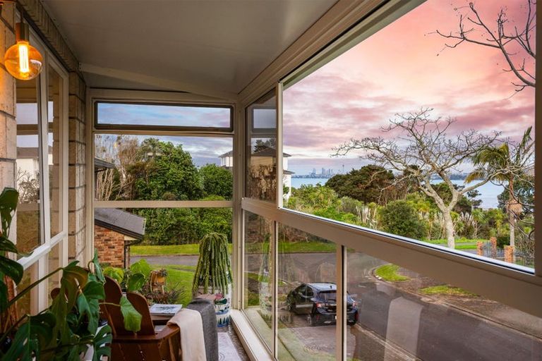 Photo of property in 18 Tollana Road, Te Atatu Peninsula, Auckland, 0610