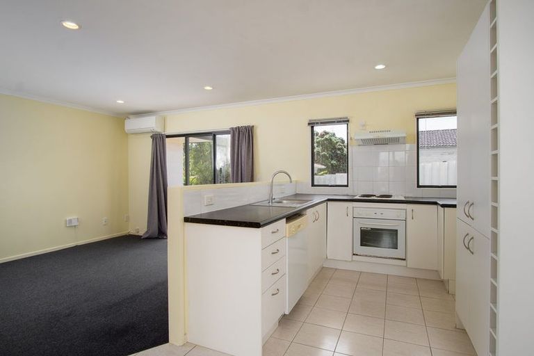 Photo of property in 17 Vina Place, Massey, Auckland, 0614