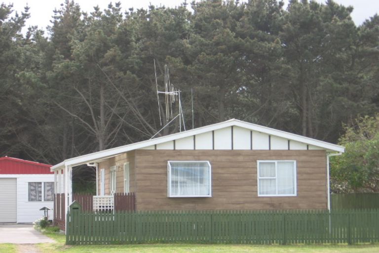 Photo of property in 25 Cousins Avenue East, Foxton Beach, Foxton, 4815