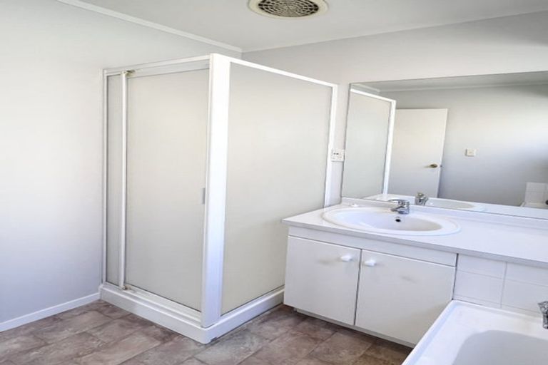 Photo of property in 48 Bodi Place, Te Atatu South, Auckland, 0610