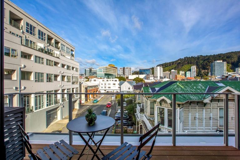 Photo of property in Endeavour Apartments, 22/125 Thorndon Quay, Pipitea, Wellington, 6011