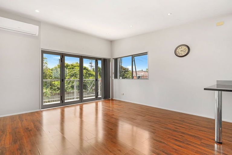 Photo of property in 1/18 Forrest Hill Road, Forrest Hill, Auckland, 0620