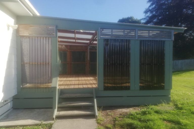 Photo of property in 13 Milne Street, Hunterville, 4730