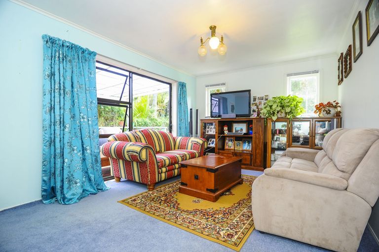 Photo of property in 25 Hollywood Avenue, Titirangi, Auckland, 0604