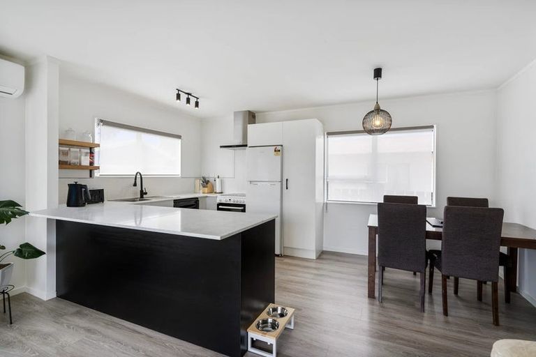 Photo of property in 2/2 Hatherley Place, Clendon Park, Auckland, 2103