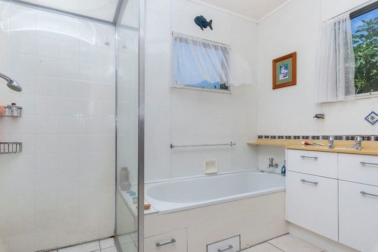 Photo of property in 30 Mountain Road, Henderson Valley, Auckland, 0612