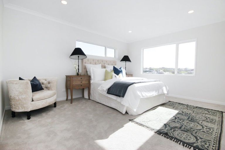 Photo of property in 16 Skulander Crescent, Orewa, 0931