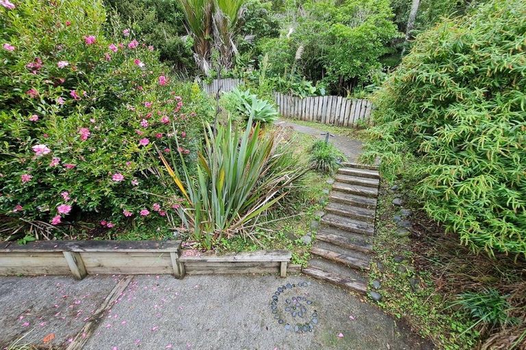 Photo of property in 66 Rauhuia Crescent, Parau, Auckland, 0604