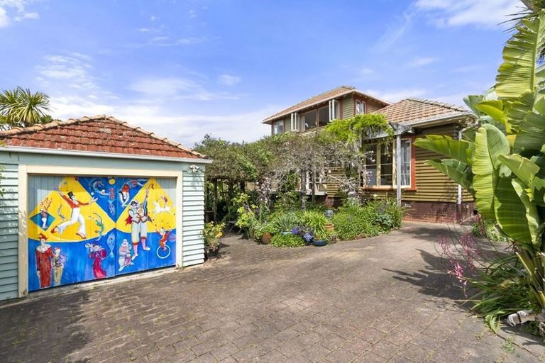 Photo of property in 19a Old Lake Road, Narrow Neck, Auckland, 0624