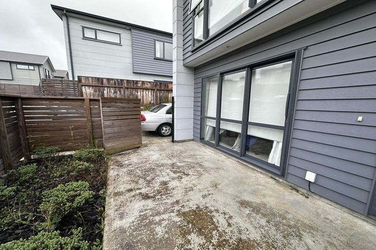 Photo of property in 27 Brindle Way, Newlands, Wellington, 6037