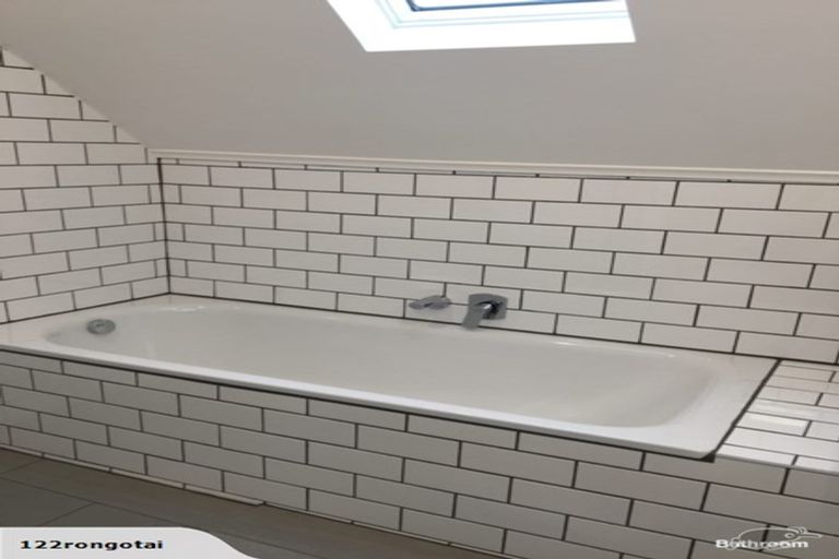 Photo of property in 122 Rongotai Road, Kilbirnie, Wellington, 6022