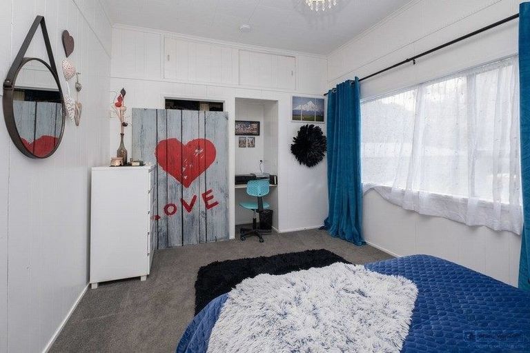 Photo of property in 18 Castle Street, Eltham, 4322