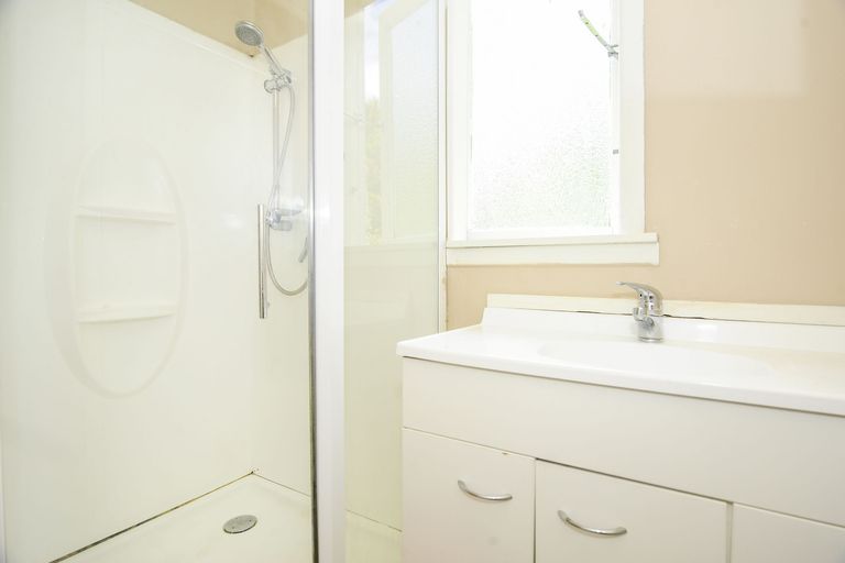 Photo of property in 25 Hollywood Avenue, Titirangi, Auckland, 0604