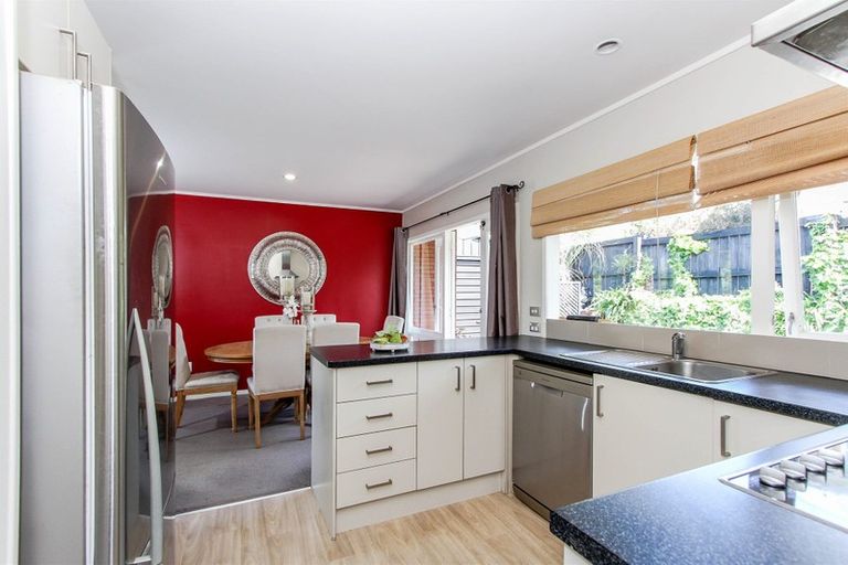 Photo of property in 21 Rotoiti Avenue, Pakuranga Heights, Auckland, 2010