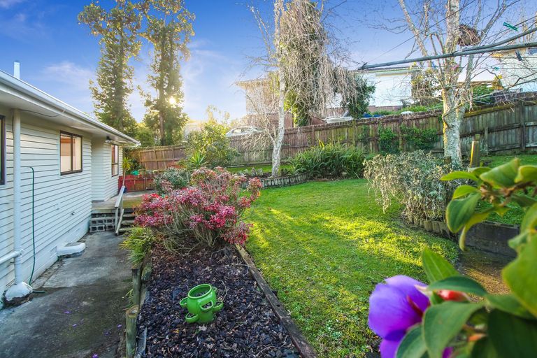 Photo of property in 12 St Catherine Crescent, West Harbour, Auckland, 0618