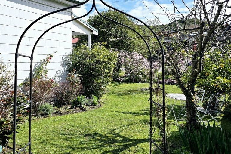 Photo of property in 108 Waikawa Road, Picton, 7220