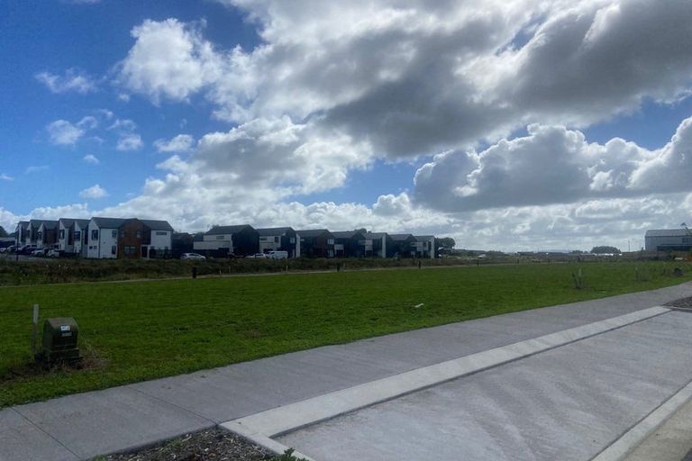 Photo of property in 2 Kuaha Road, Massey, Auckland, 0614