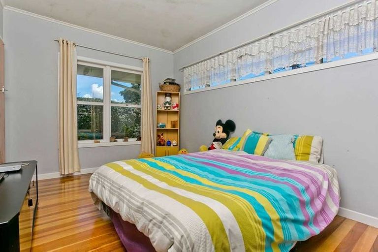 Photo of property in 57 Yeovil Road, Te Atatu Peninsula, Auckland, 0610