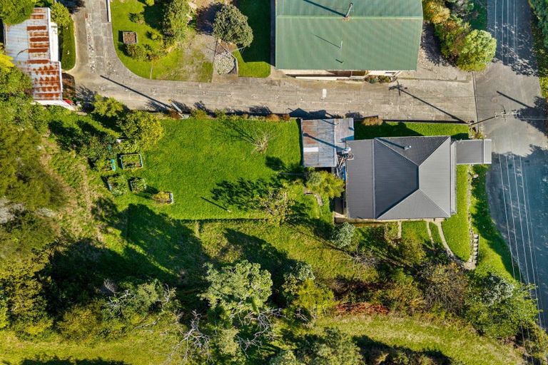 Photo of property in 15 Milton Terrace, Picton, 7220