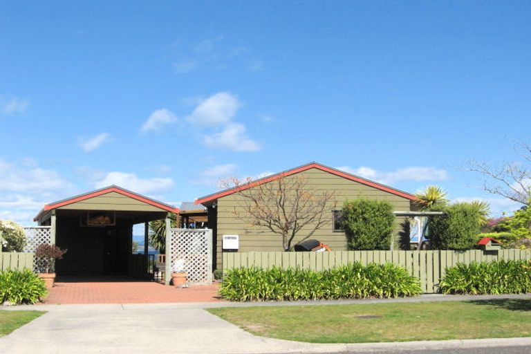 Photo of property in 30 Kinder Street, Acacia Bay, Taupo, 3330