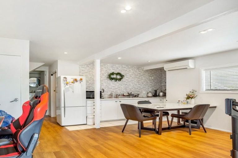 Photo of property in 1/6a Sunnynook Road, Sunnynook, Auckland, 0620