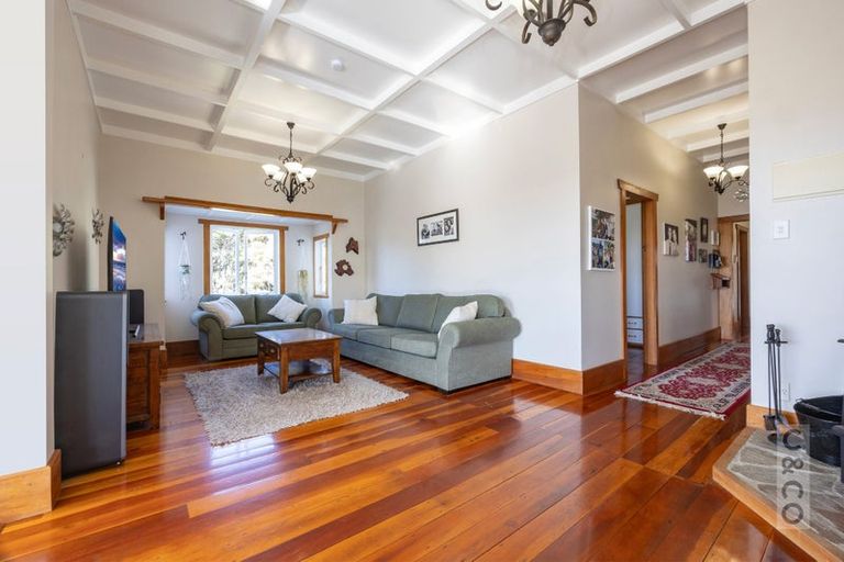Photo of property in 10 Kaipara View Road, Helensville, 0875