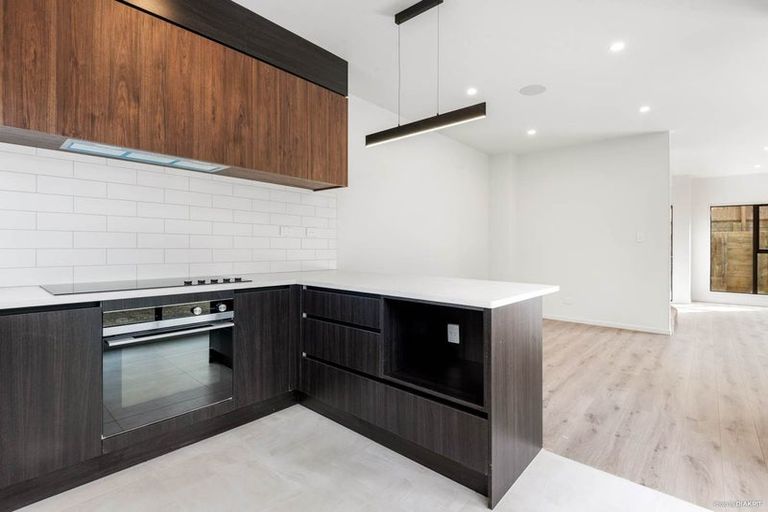 Photo of property in 1/105 Hobsonville Road, West Harbour, Auckland, 0618