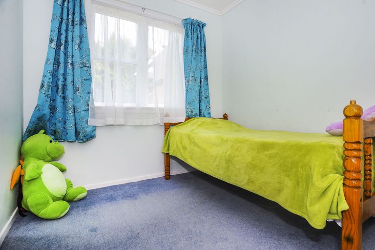 Photo of property in 25 Hollywood Avenue, Titirangi, Auckland, 0604