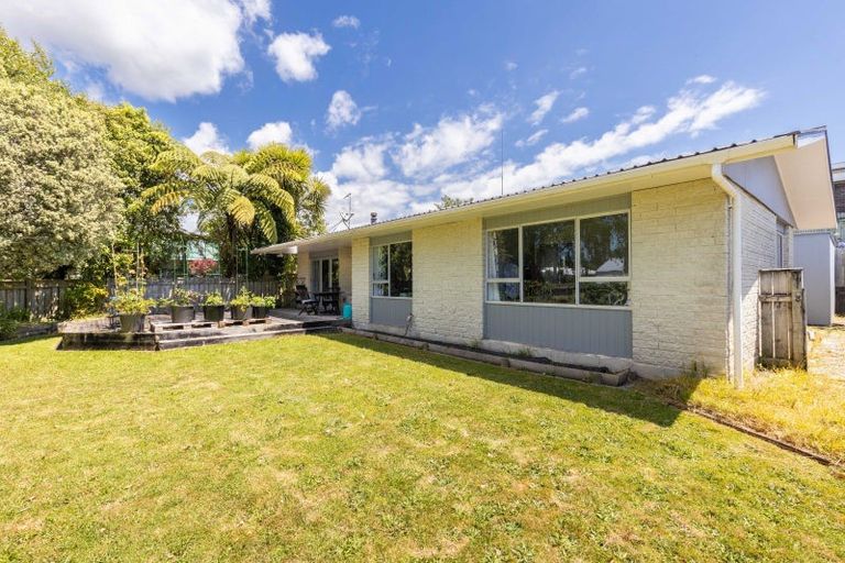 Photo of property in 2 Te Ngaere Place, Merrilands, New Plymouth, 4312