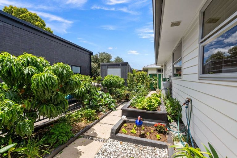 Photo of property in 2 Paradise Point Place, One Tree Point, 0118