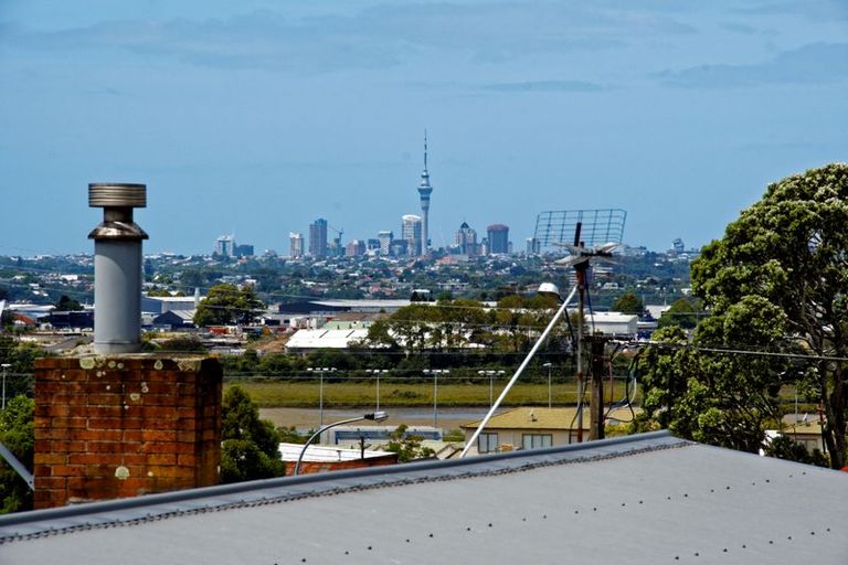 Photo of property in 121 Mcleod Road, Te Atatu South, Auckland, 0610
