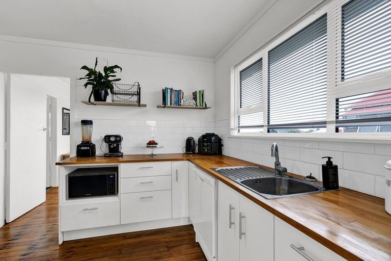 Photo of property in 15 Campbell Street, Hawera, 4610