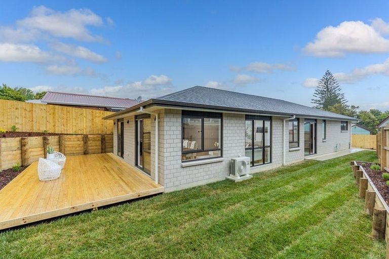 Photo of property in 10a Nielsen Place, Massey, Auckland, 0614