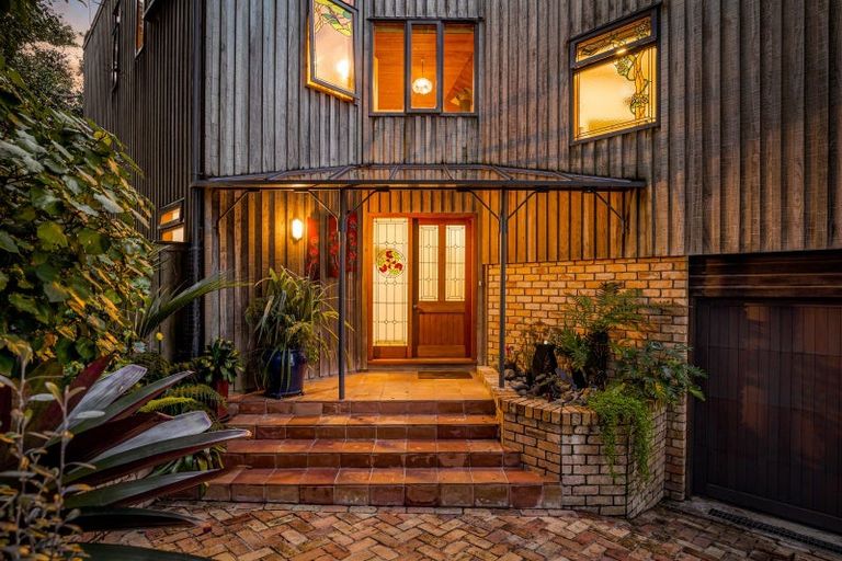 Photo of property in 28 The Crescent, Tindalls Beach, Whangaparaoa, 0930