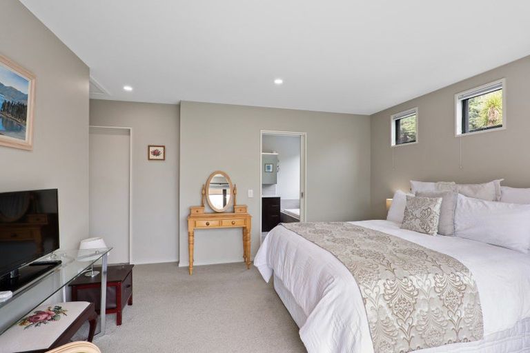 Photo of property in 32 Hyndhope Road, Kennedys Bush, Christchurch, 8025