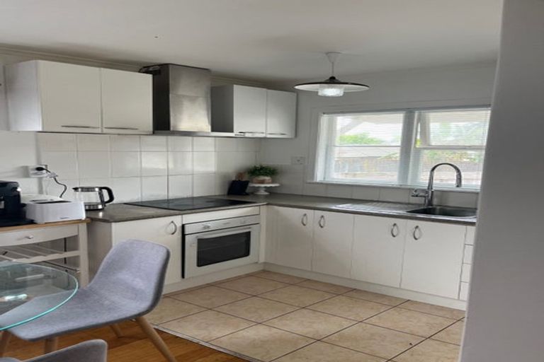 Photo of property in 8 Harry Ward Place, Henderson, Auckland, 0610