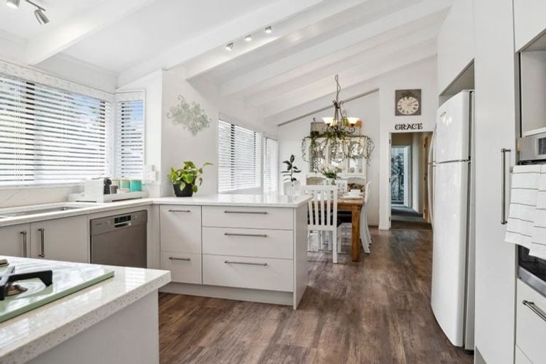 Photo of property in 1 Waiwera Place, Waiwera, Orewa, 0994