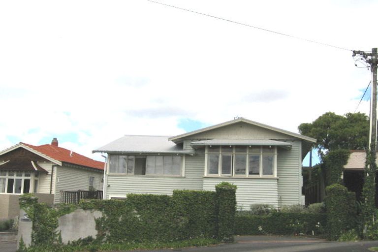 Photo of property in 17 Stanley Point Road, Stanley Point, Auckland, 0624