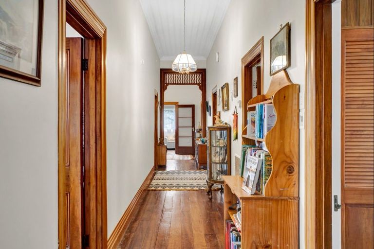 Photo of property in 18 Mills Street, Eltham, 4322