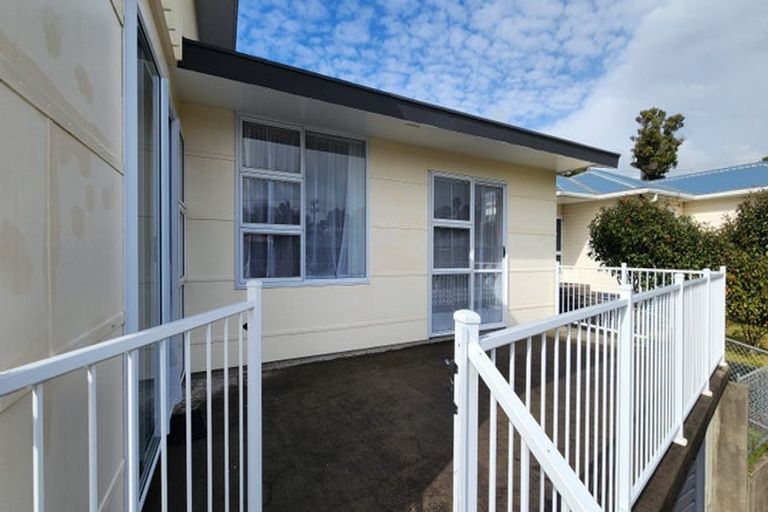Photo of property in 29 Awanui Street, Merrilands, New Plymouth, 4312