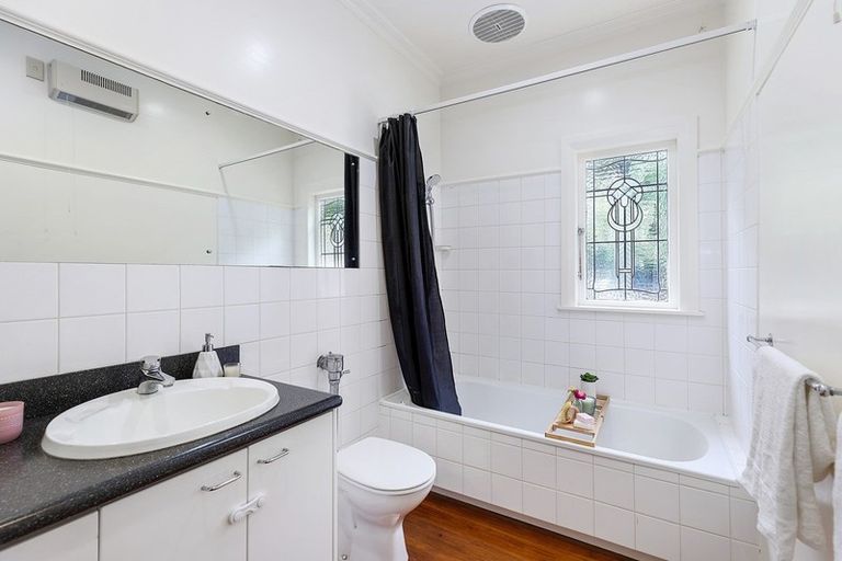 Photo of property in 33 Tio Tio Road, Miramar, Wellington, 6022