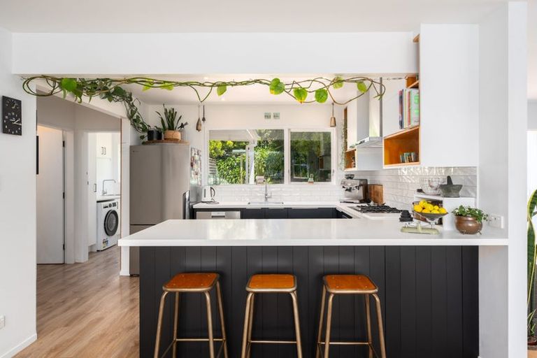 Photo of property in 2 Newnham Court, Tawa, Wellington, 5028