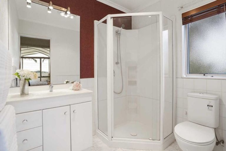 Photo of property in 9 Lorikeet Place, Unsworth Heights, Auckland, 0632