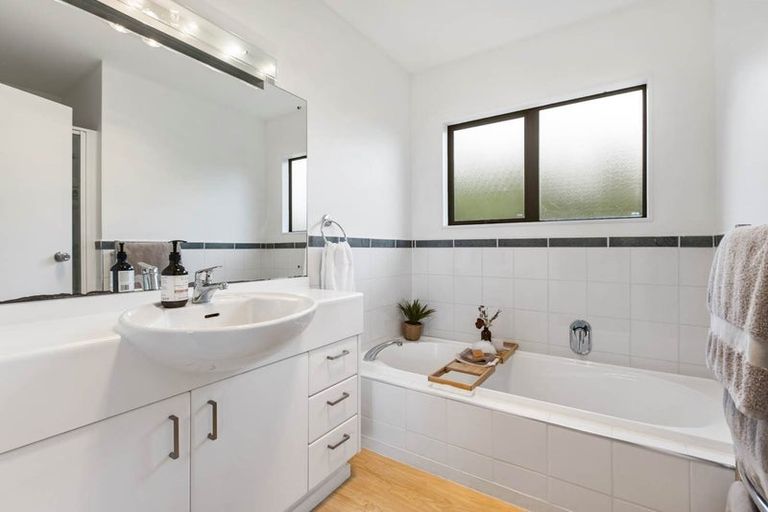 Photo of property in 16 Moera Place, Stanmore Bay, Whangaparaoa, 0932